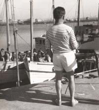 Raymond Bayard peignant les bateaux à quai